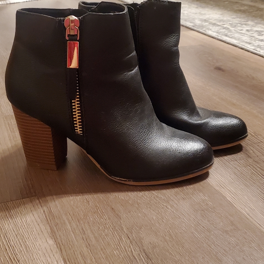 APT 9 Black heel booties